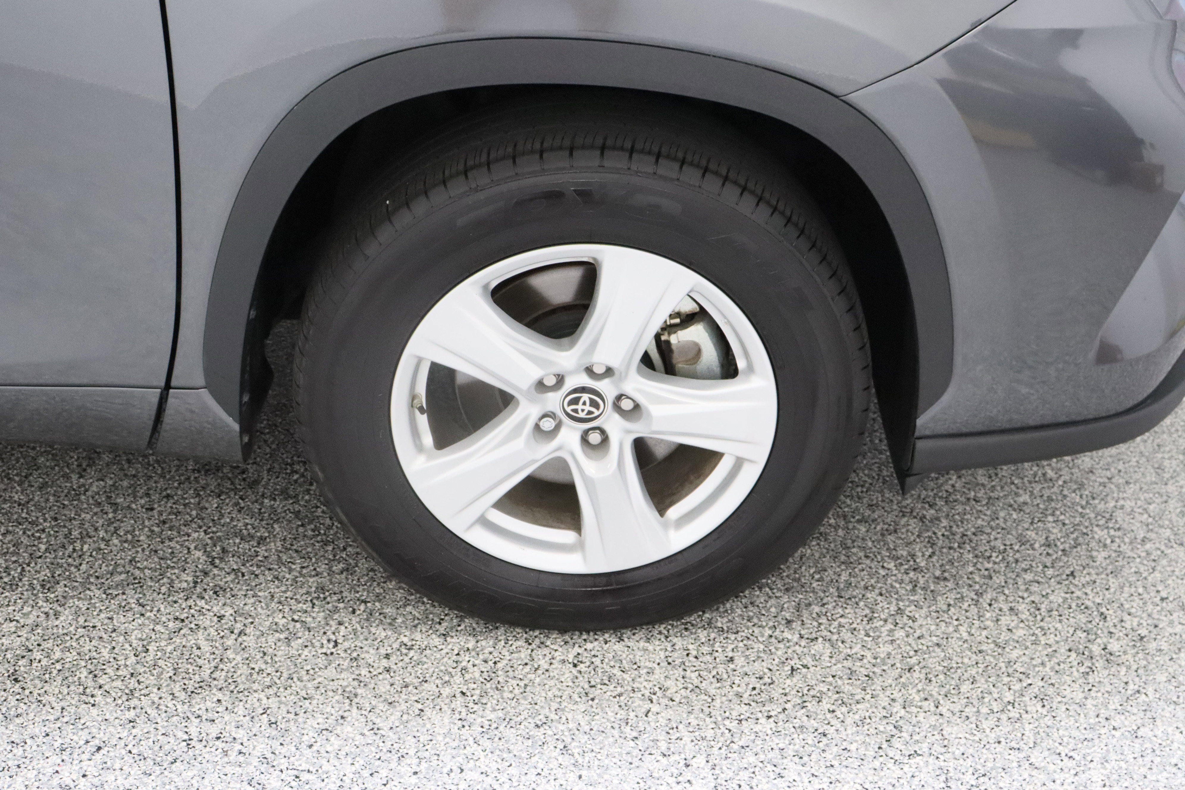 Used 2025 Toyota Highlander LE FWD image 5
