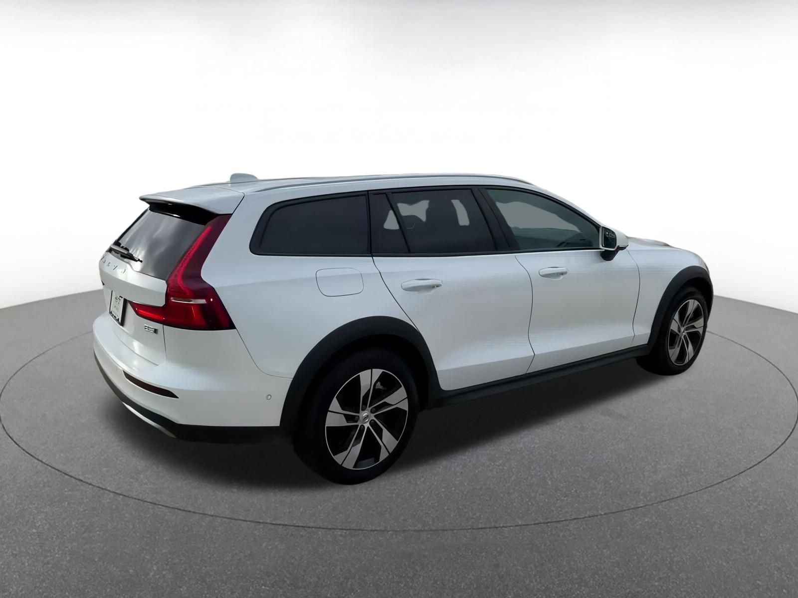 Used 2025 Volvo V60 B5 Cross Country Plus image 15