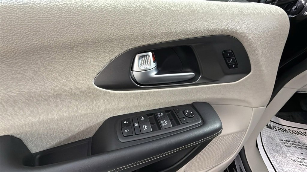 Used 2024 Chrysler Pacifica Touring-L image 30