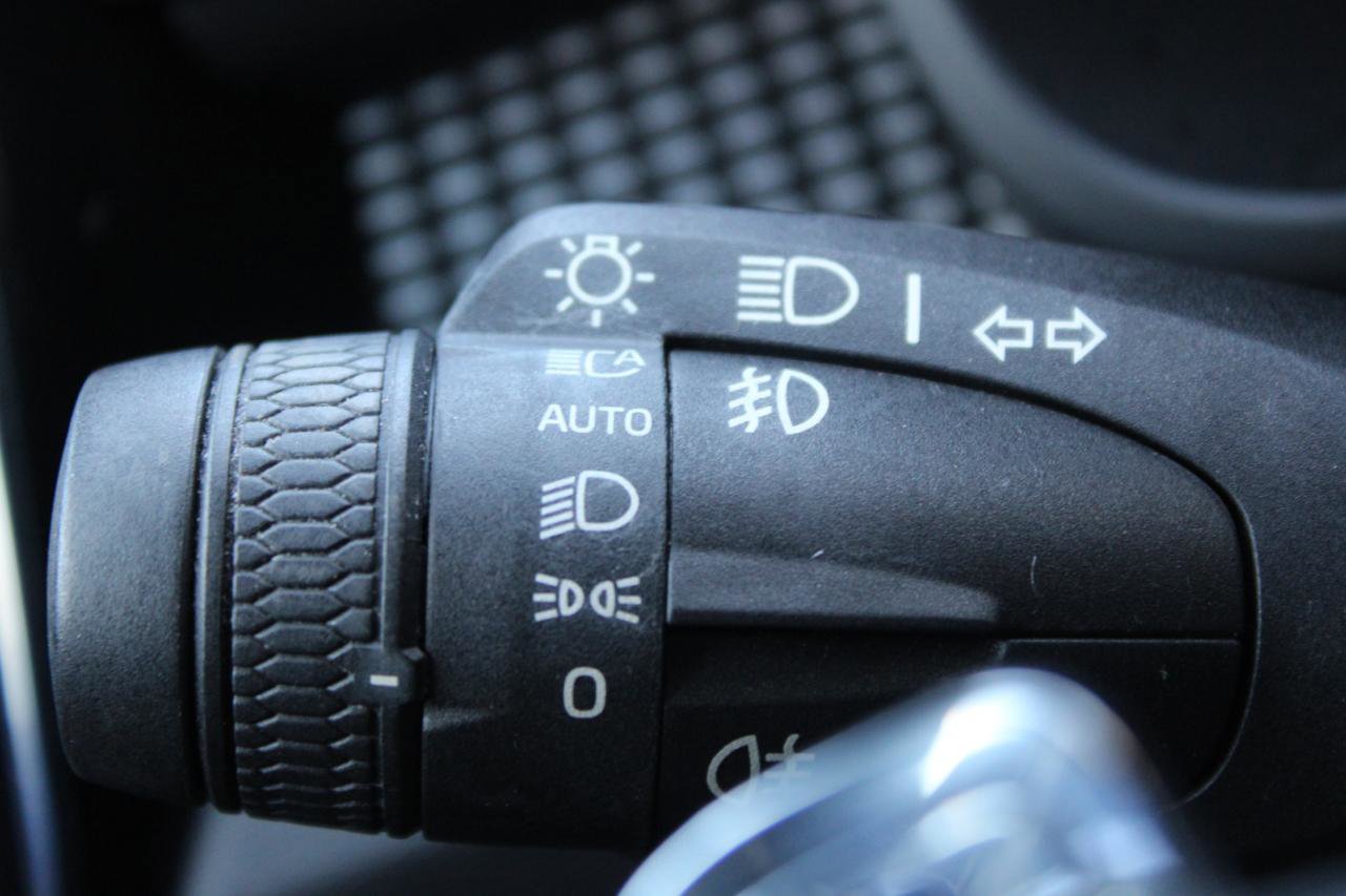 Used 2019 Volvo XC40 T5 R-Design image 25