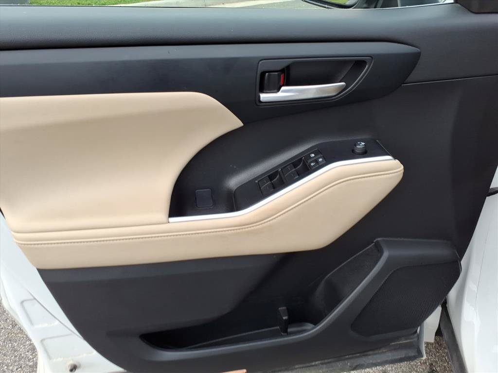 Used 2023 Toyota Highlander XLE AWD/4WD image 24