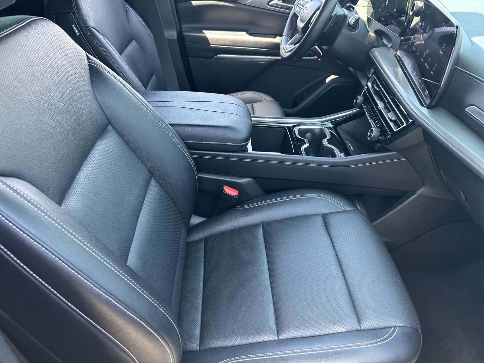 Certified 2025 Chevrolet Traverse LT FWD image 12