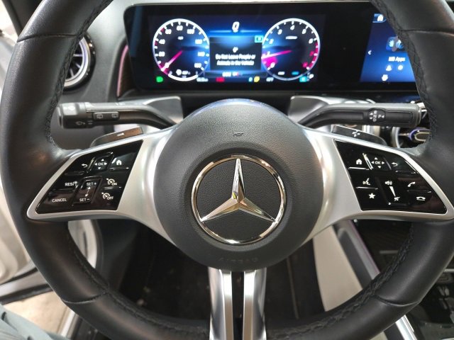 Used 2025 Mercedes-Benz GLB 250 4MATIC image 9