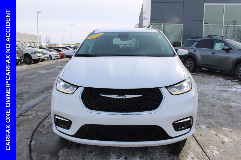 Used 2023 Chrysler Pacifica Touring-L image 2