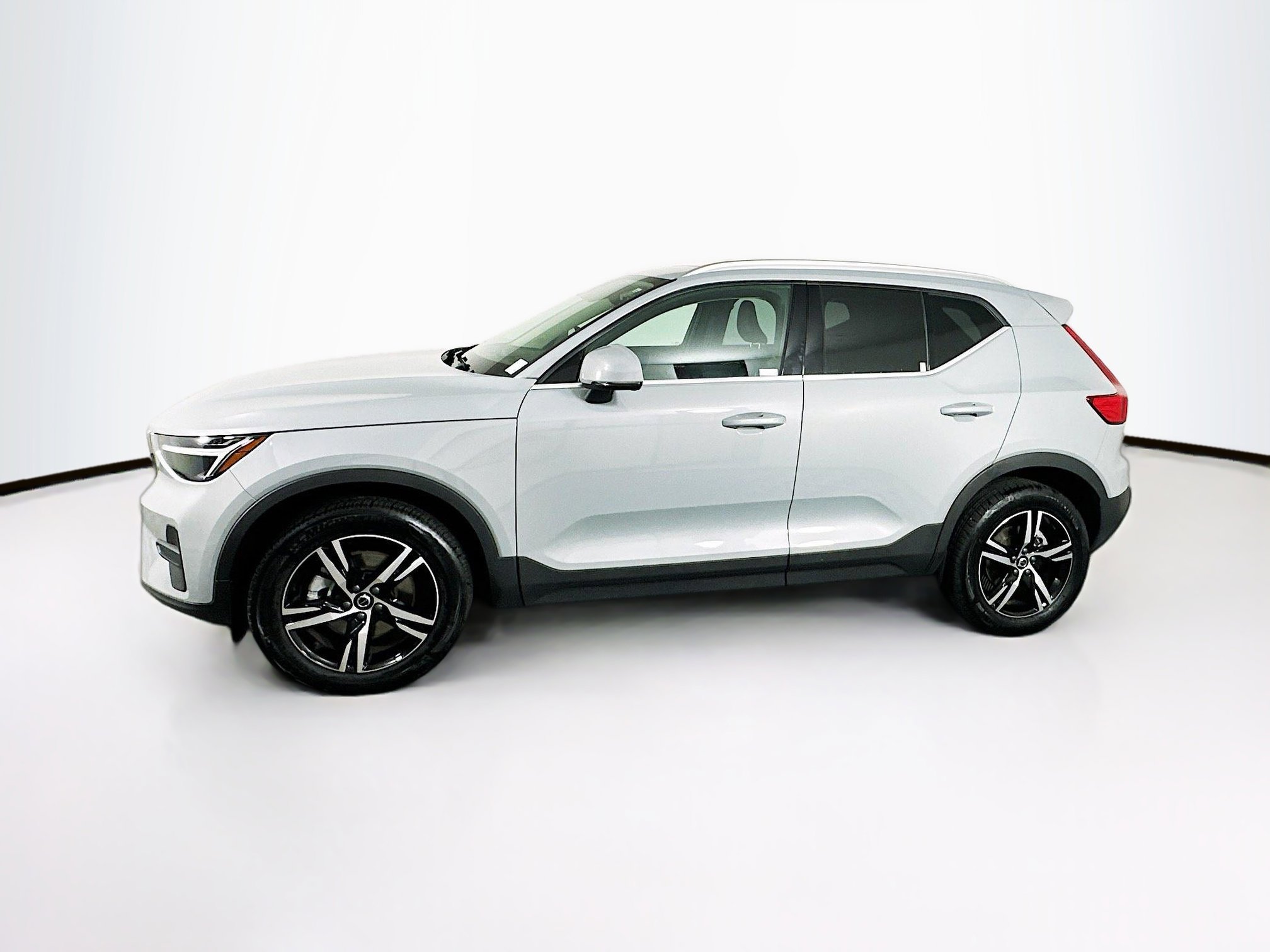 Used 2025 Volvo XC40 B5 Core image 4