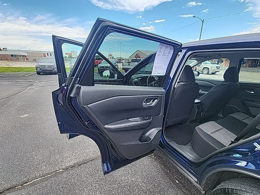 Used 2024 Nissan Rogue SV AWD/4WD image 19