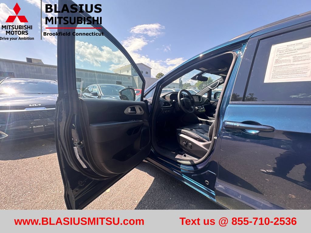 Used 2023 Chrysler Pacifica Limited w/ S Appearance Package FWD image 14