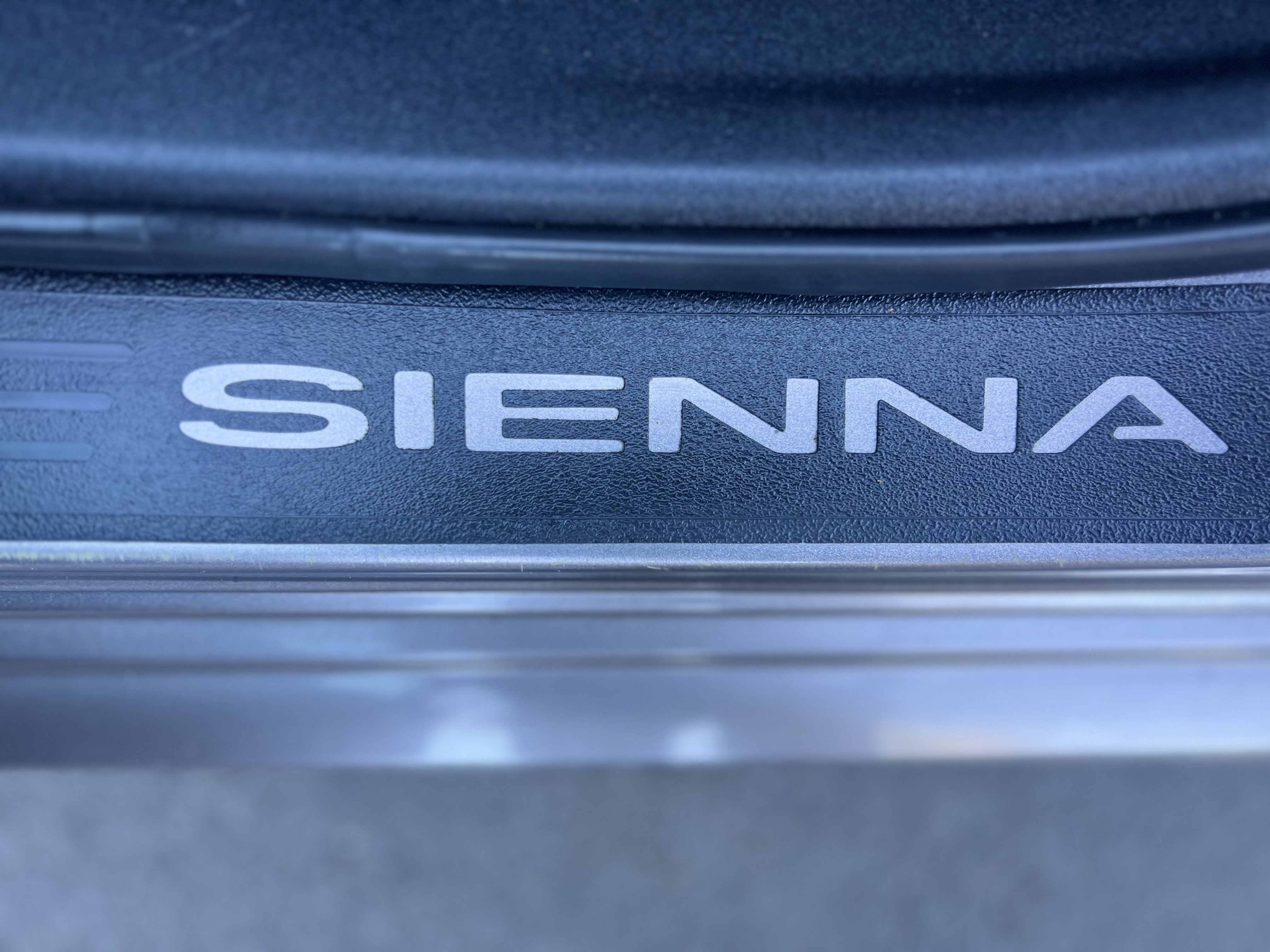 Used 2015 Toyota Sienna SE Premium FWD image 22