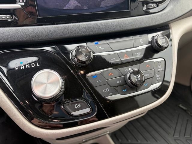 Used 2018 Chrysler Pacifica Touring-L video 2