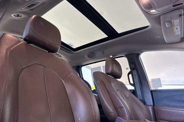 Used 2019 Chrysler Pacifica Limited w/ Advanced Safetytec Group FWD image 16