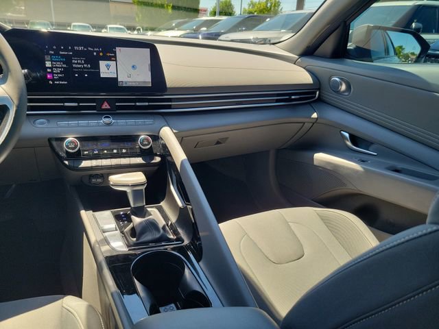 Used 2023 Hyundai Elantra SEL w/ Convenience Package FWD image 10