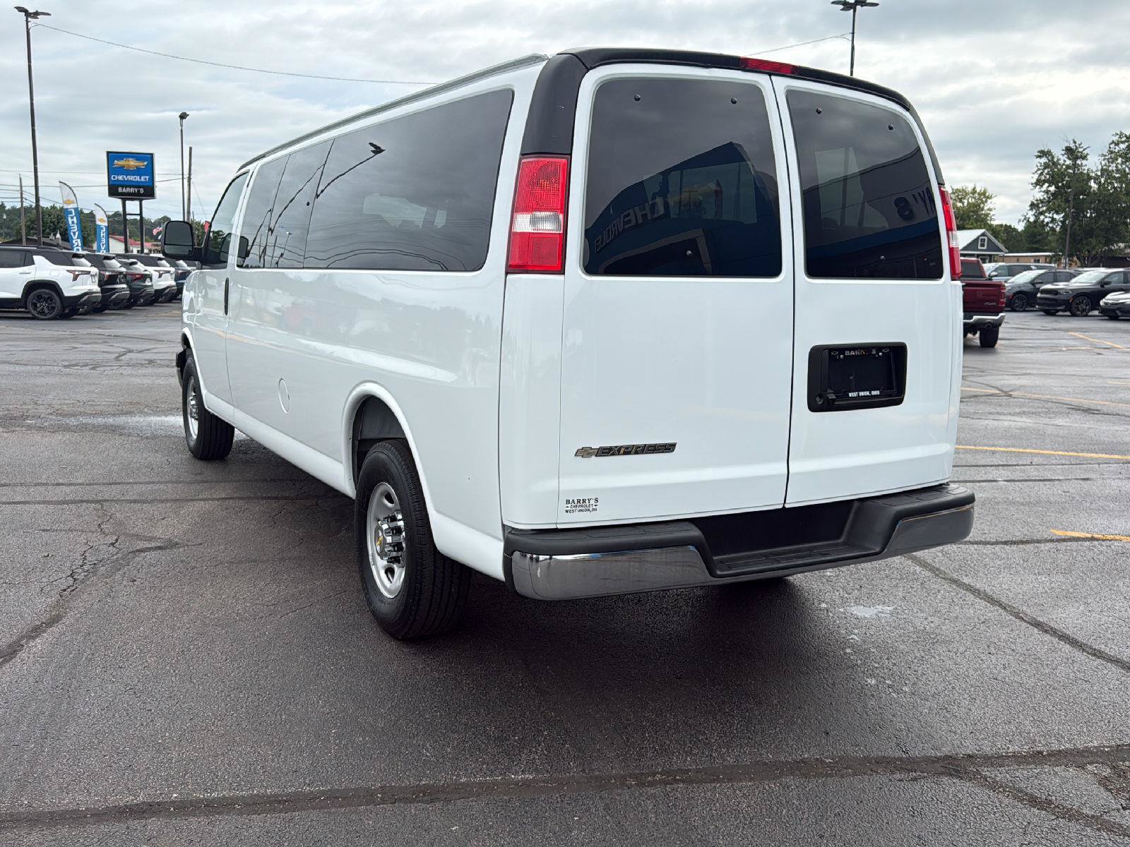 Used 2025 Chevrolet Express 3500 LT w/ LT Preferred Equipment Group RWD image 3
