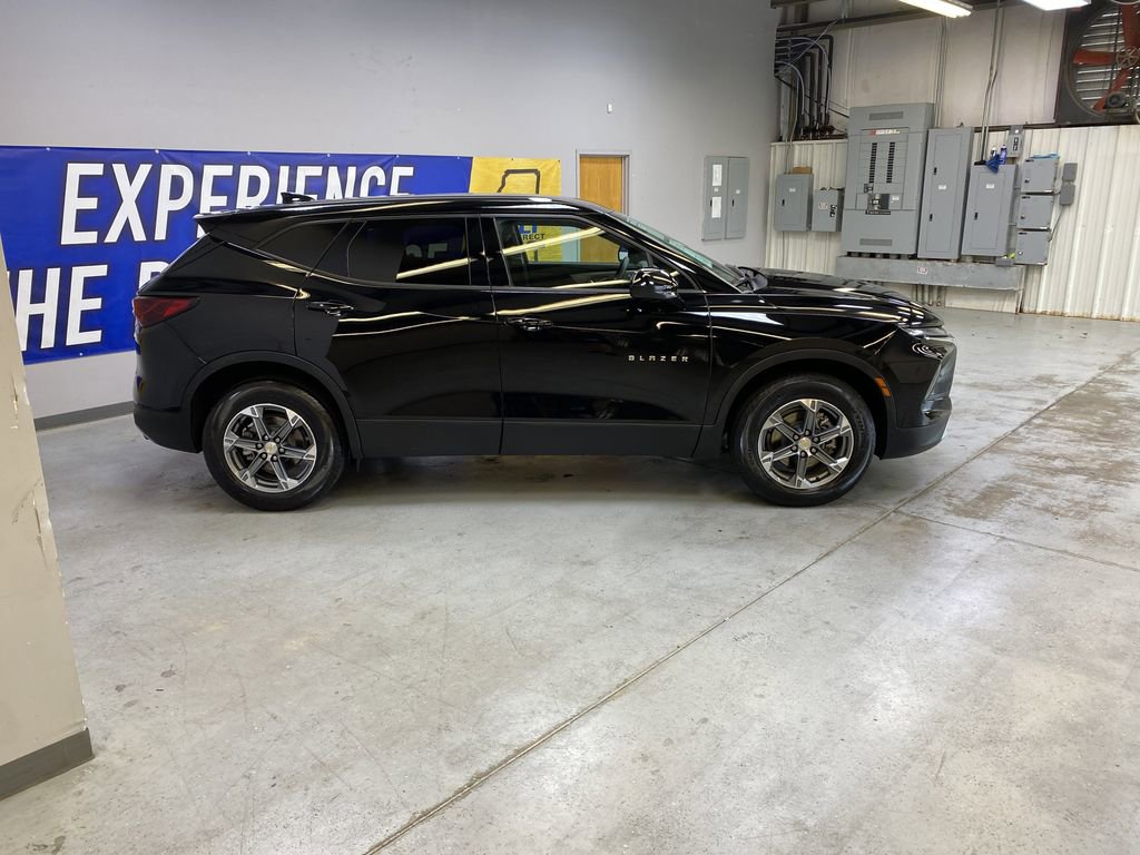 Used 2025 Chevrolet Blazer LT FWD image 8