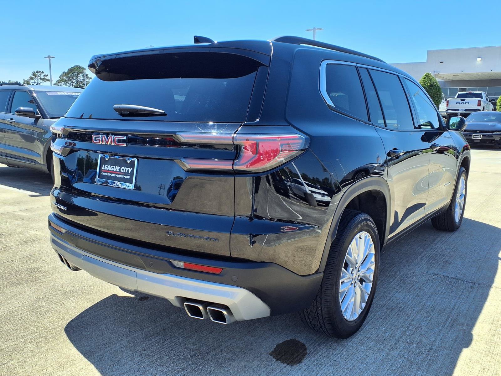 Used 2024 GMC Acadia Elevation w/ LPO, Cargo Package FWD image 4