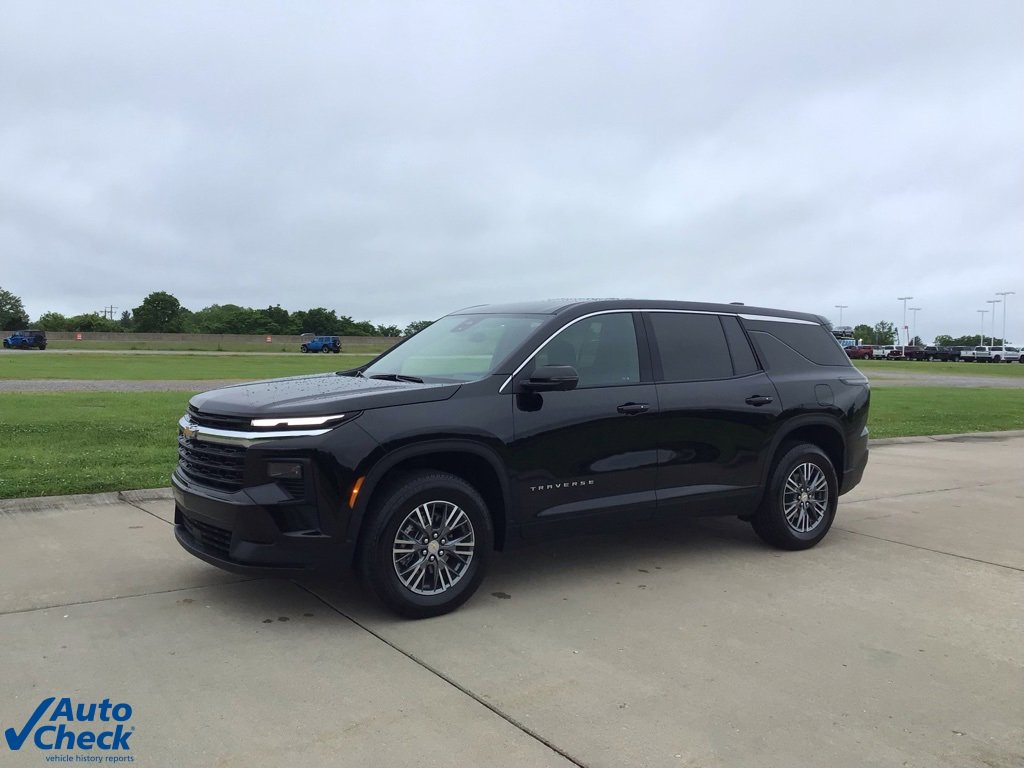 Used 2024 Chevrolet Traverse LS image 3