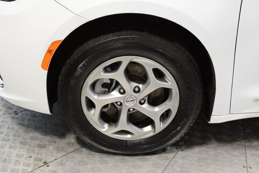 Used 2023 Chrysler Pacifica Limited AWD/4WD image 33