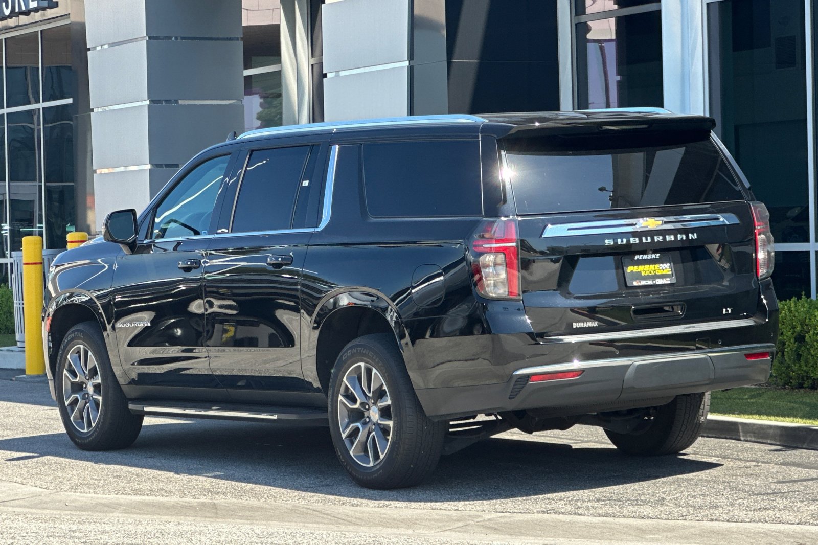 Used 2024 Chevrolet Suburban LT w/ LT Signature Plus Package RWD image 6