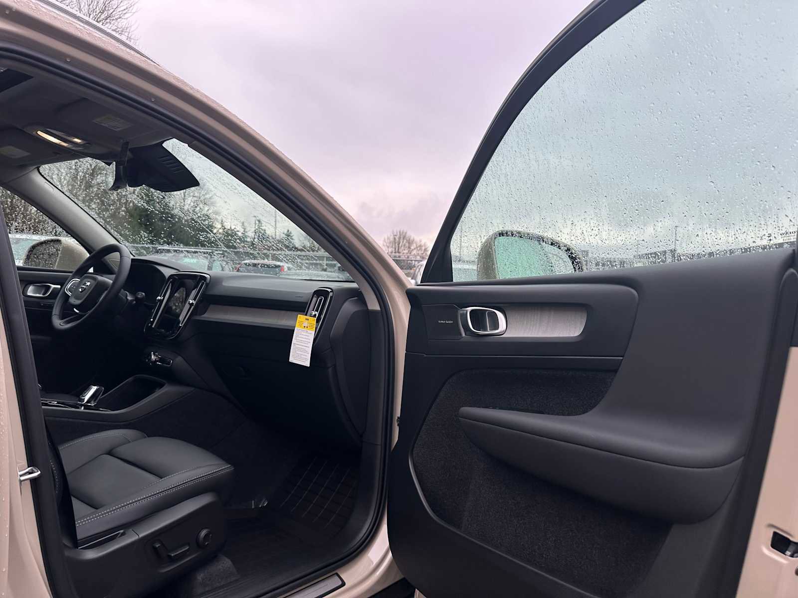 Used 2025 Volvo XC40 B5 Ultra w/ Climate Package image 11