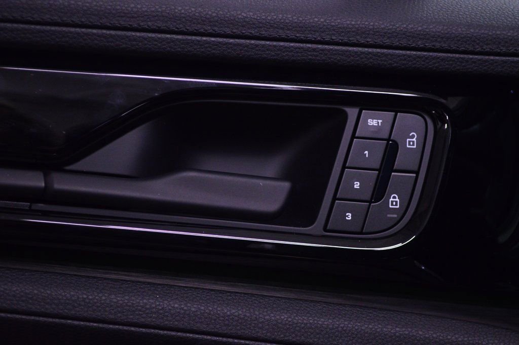 Certified 2025 Porsche Panamera 4 image 19