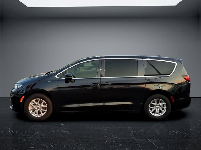 Used 2023 Chrysler Pacifica Touring-L FWD image 4