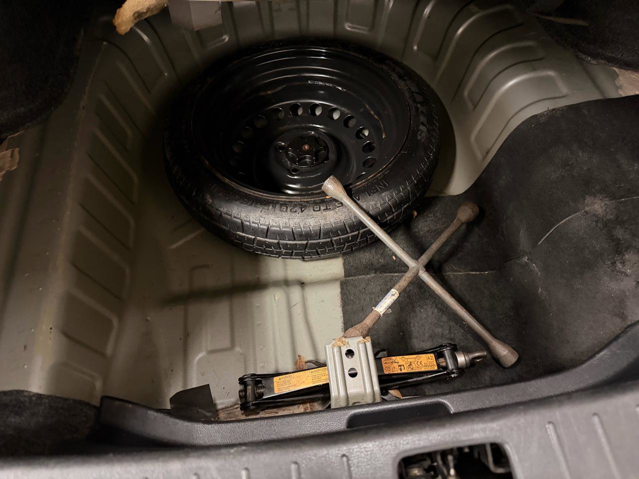 Used 2012 Nissan Versa SV FWD image 28