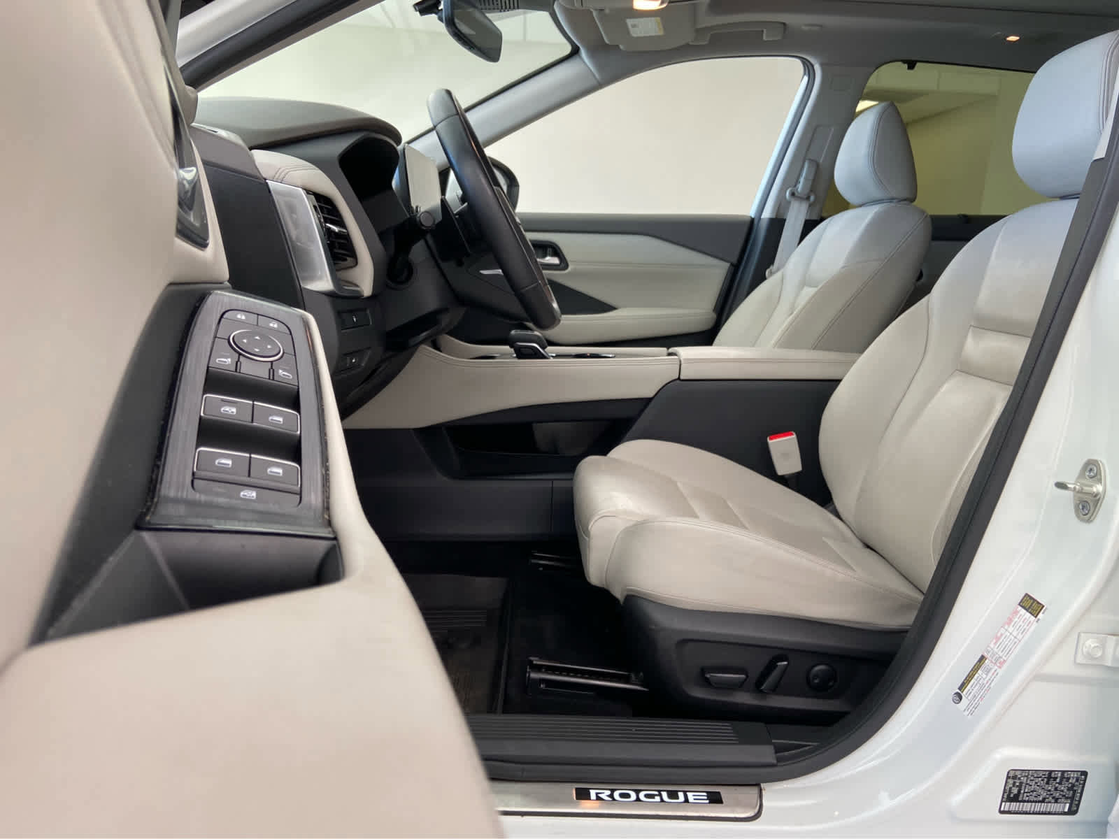 Used 2023 Nissan Rogue SL w/ SL Premium Package image 14