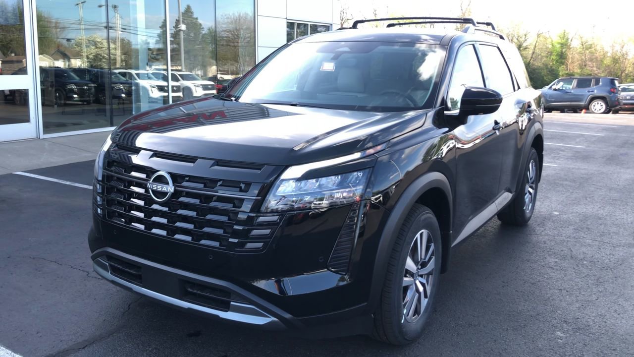 New 2026 Nissan Pathfinder SL image 2