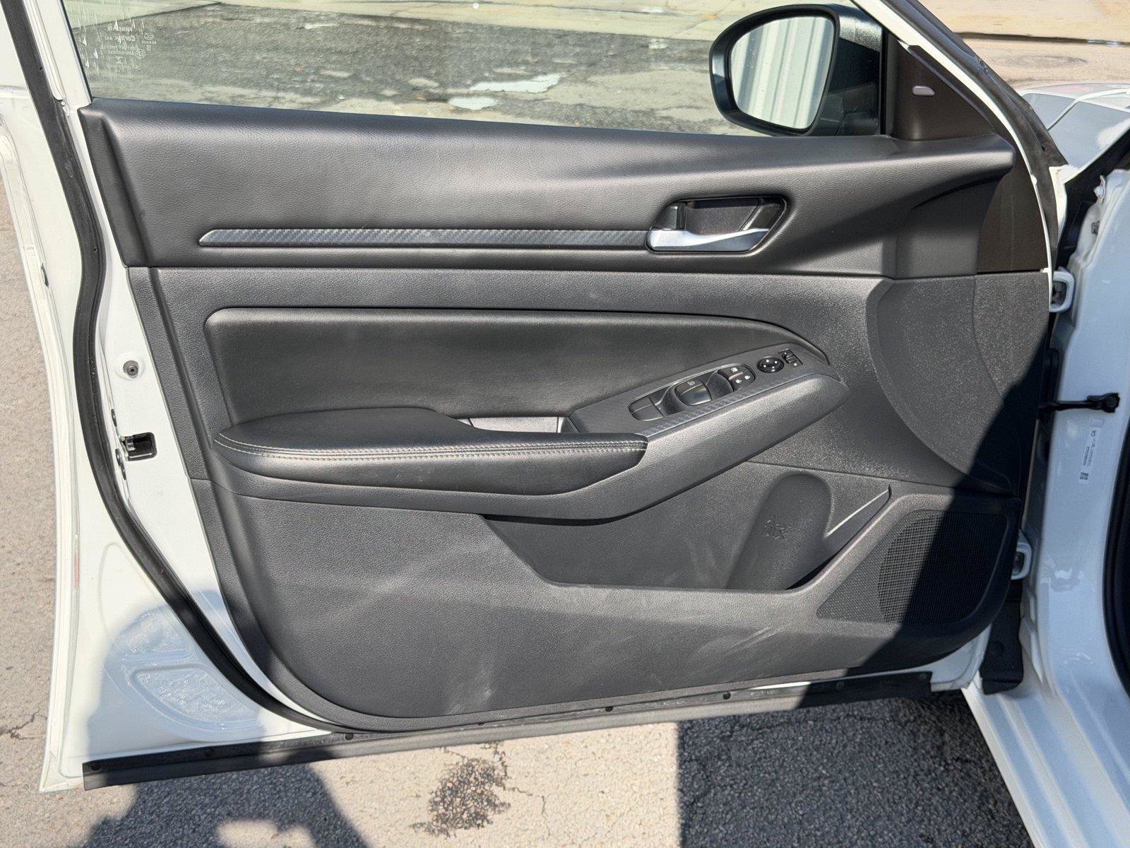Used 2025 Nissan Altima 2.5 SV FWD image 12