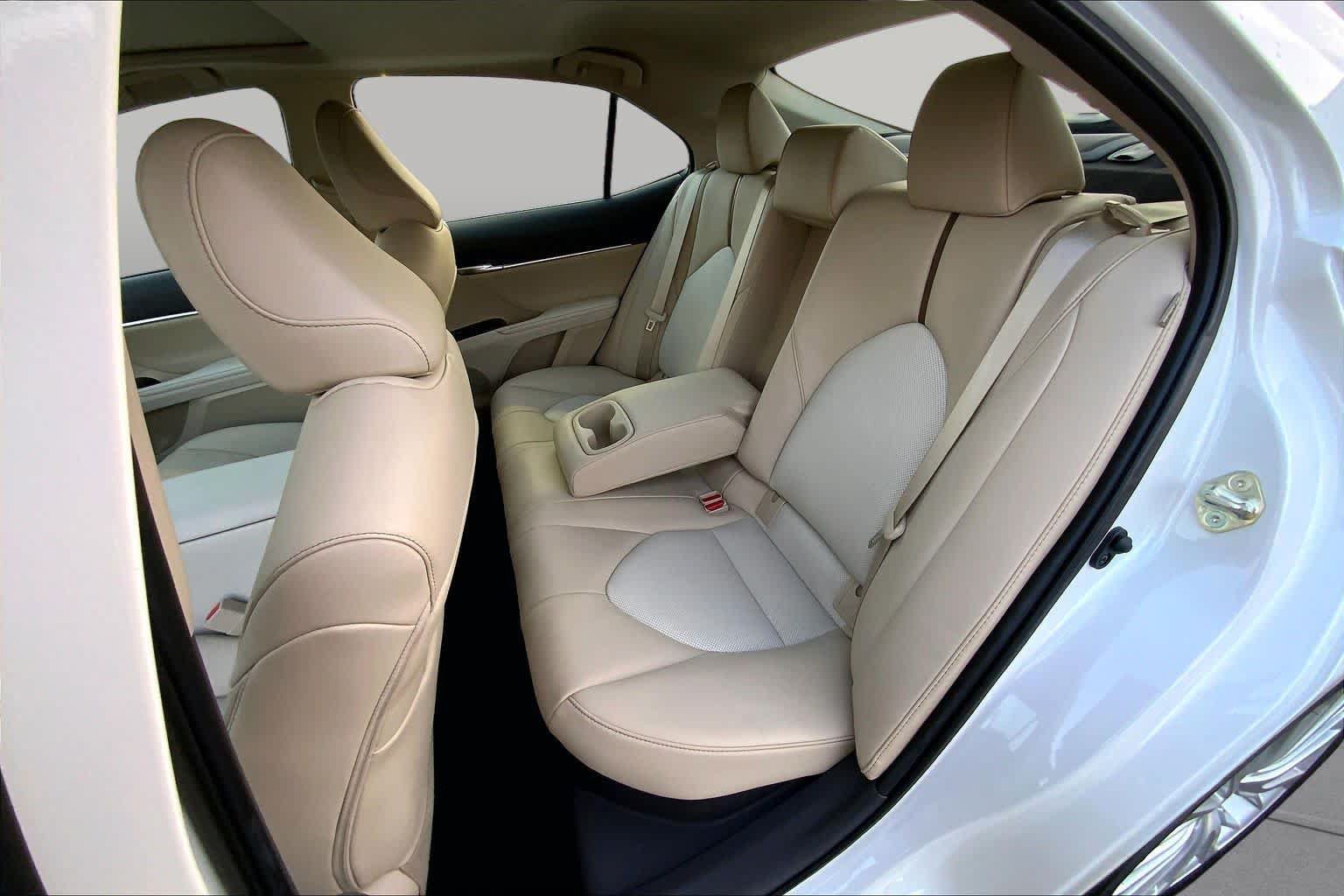 Used 2020 Toyota Camry XLE w/ Sunroof Package FWD image 19