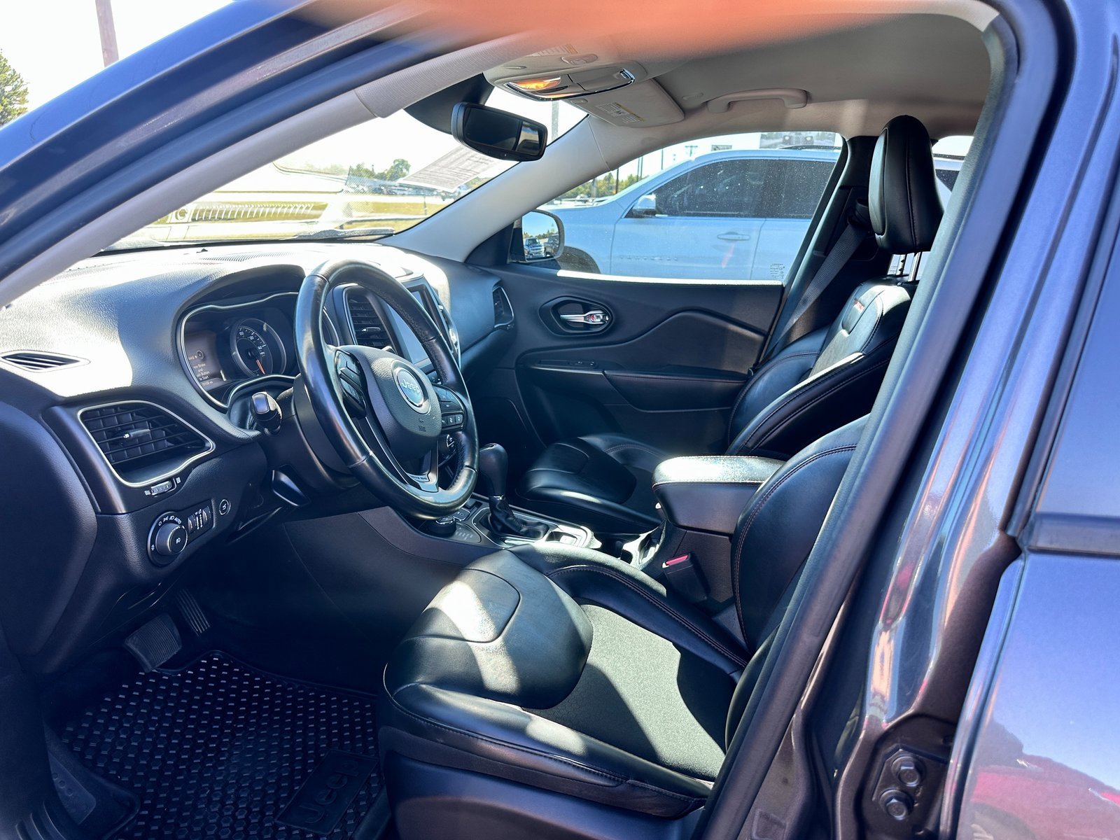 Used 2021 Jeep Cherokee Trailhawk w/ Technology Group image 13