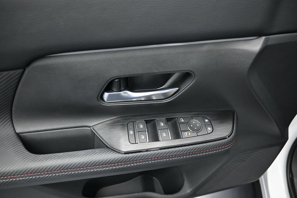 Used 2025 Nissan Kicks SR FWD image 10