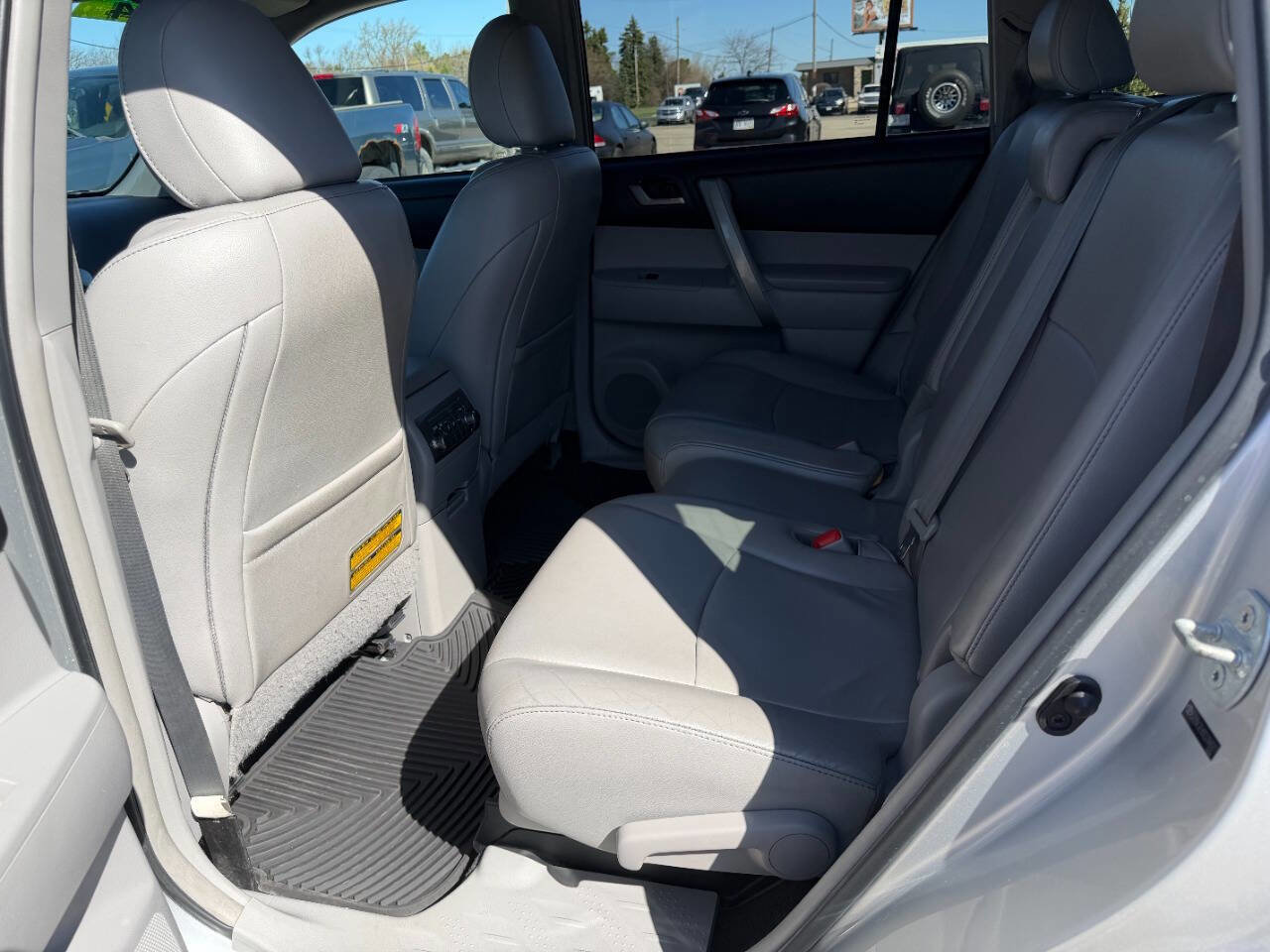 Used 2012 Toyota Highlander SE w/ Tow Pkg image 11