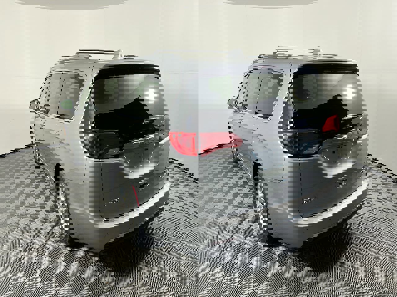 Used 2018 Chrysler Pacifica Limited image 5