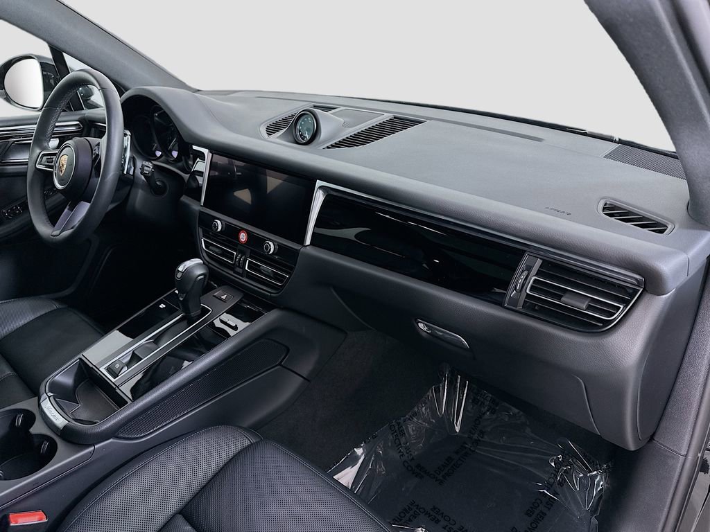 Used 2025 Porsche Macan image 31