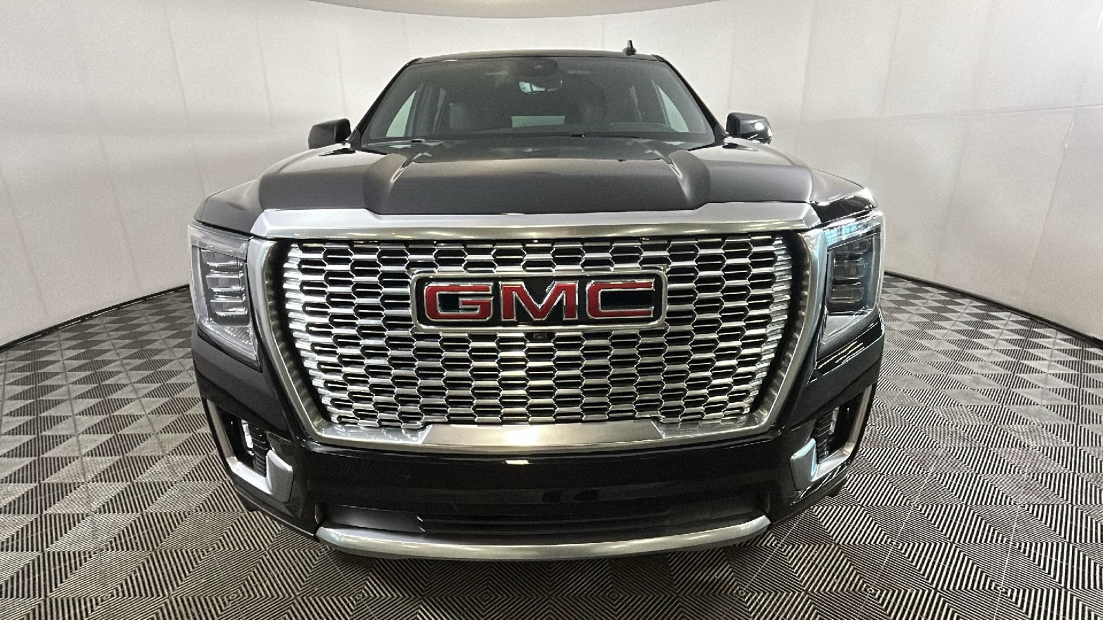 Used 2024 GMC Yukon XL Denali w/ Advanced Technology Package AWD/4WD image 9