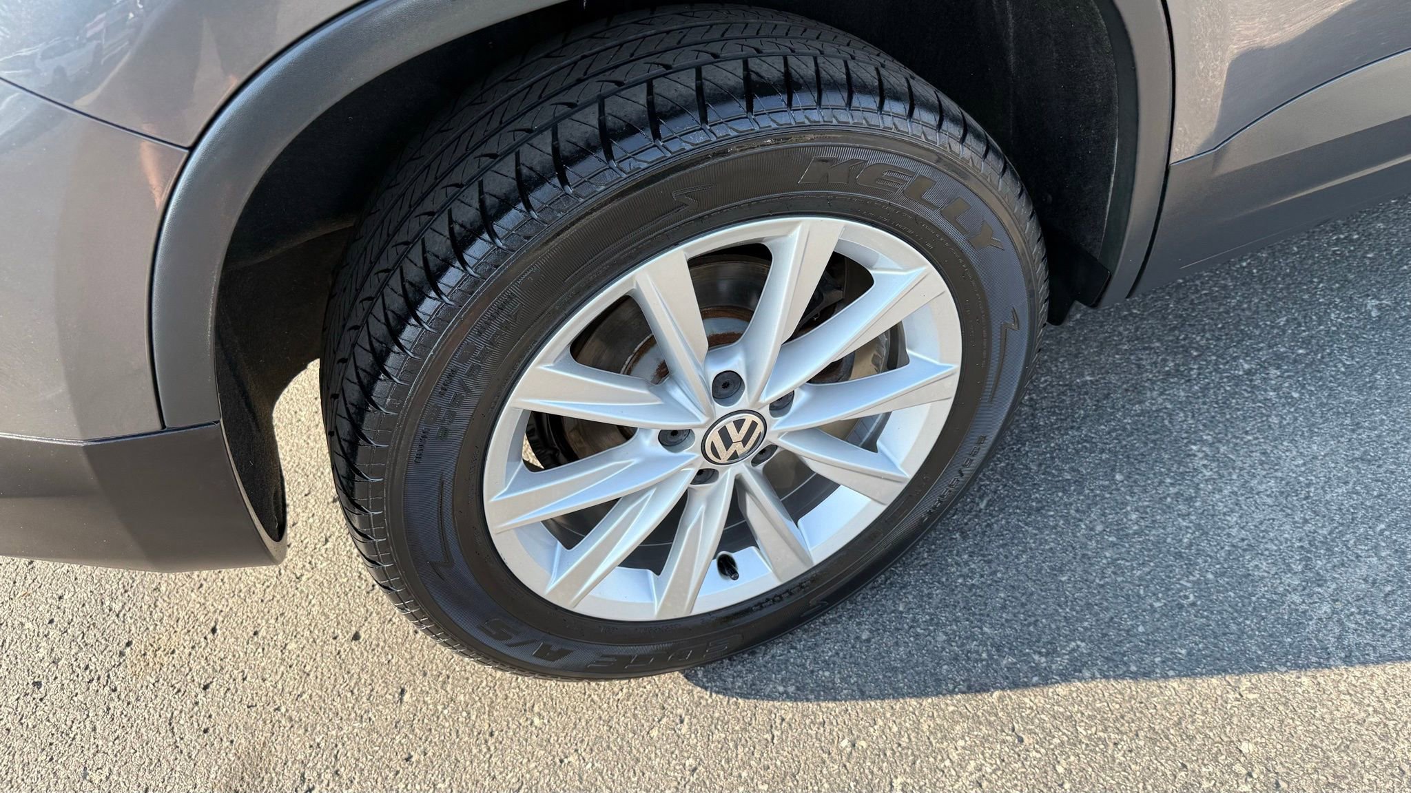 Used 2017 Volkswagen Tiguan Limited w/ Alloy Wheels Package image 14