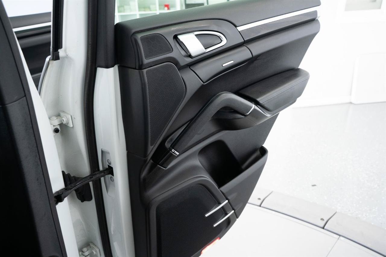 Used 2014 Porsche Cayenne S AWD/4WD image 28