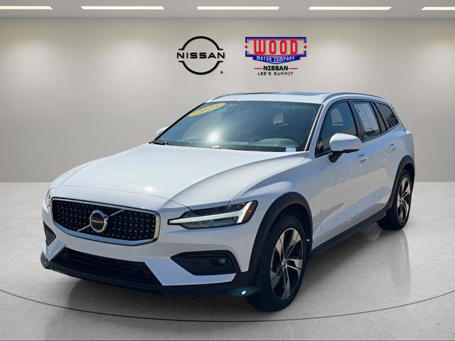 Used 2025 Volvo V60 B5 Cross Country Plus image 3