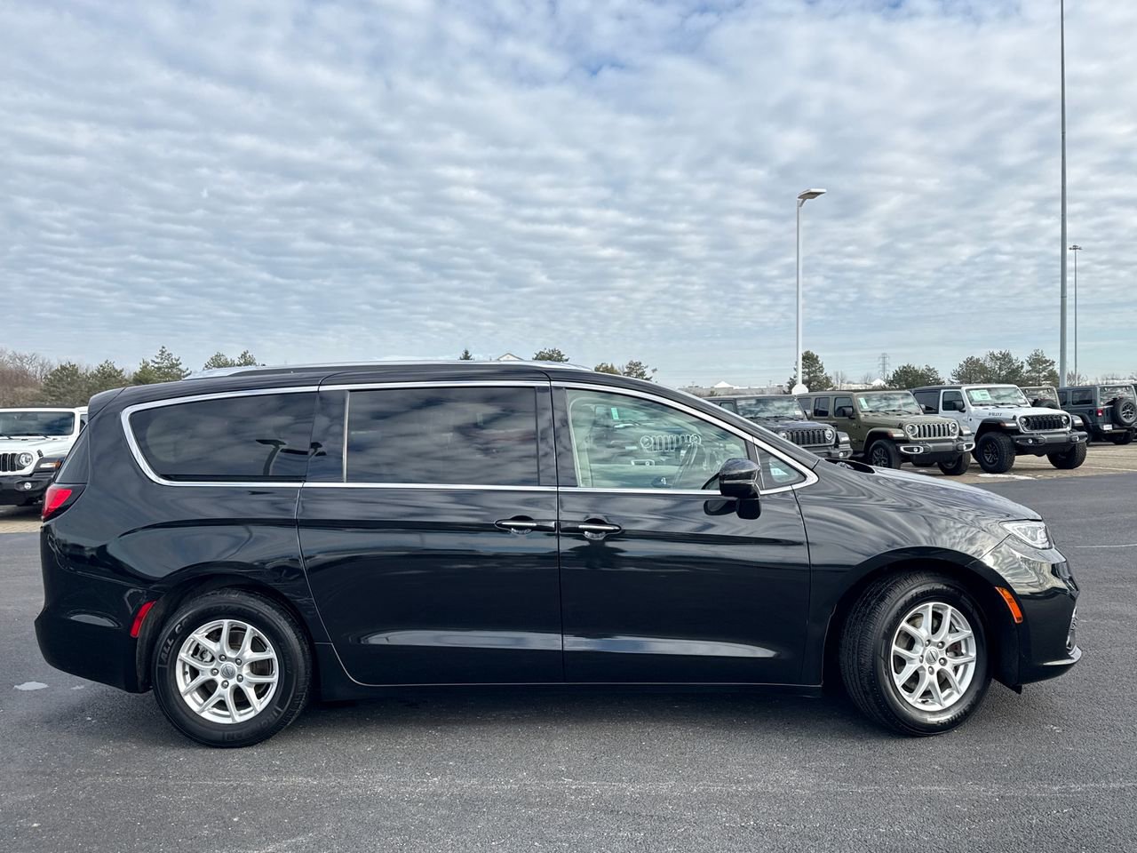 Used 2021 Chrysler Pacifica Touring-L image 2