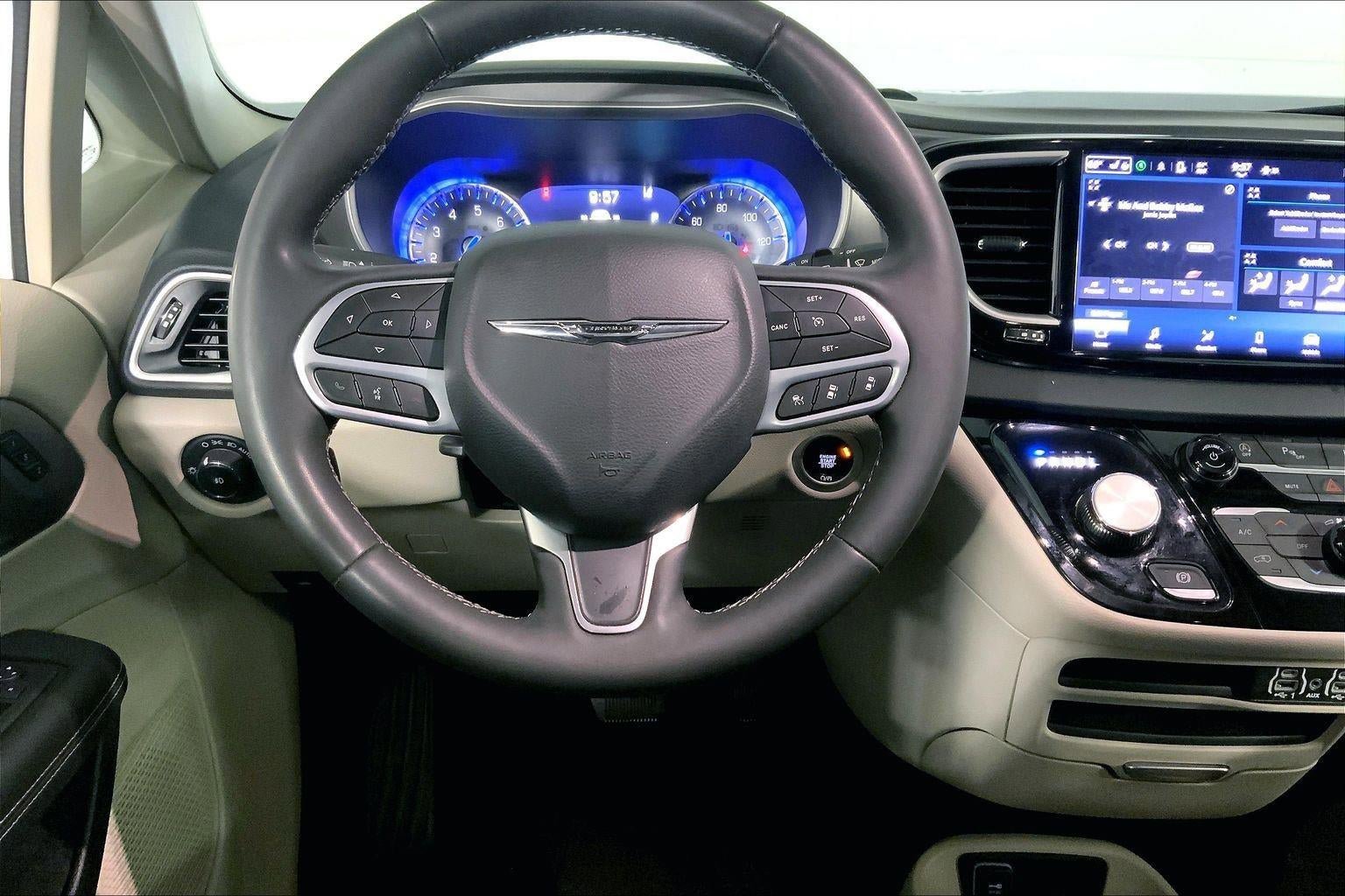 Used 2023 Chrysler Pacifica Touring-L FWD image 5