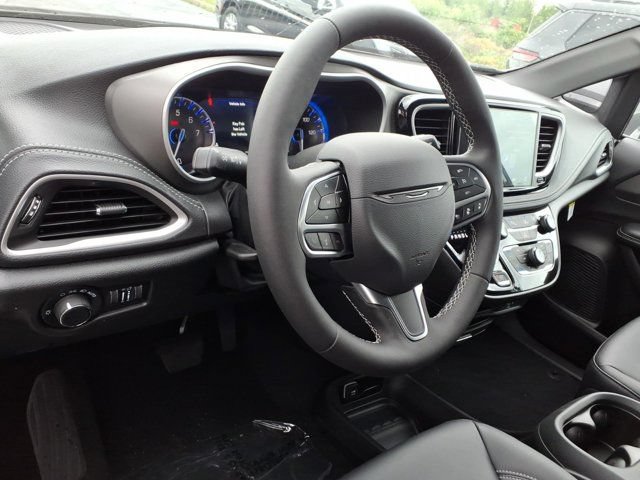 New 2027 Chrysler Pacifica Select AWD/4WD image 6