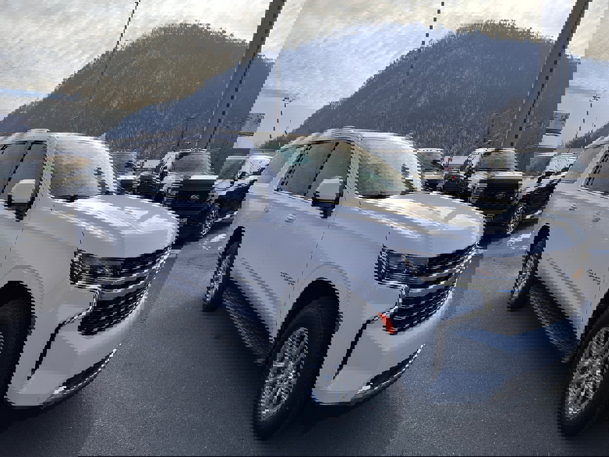 Used 2023 Chevrolet Suburban LT image 3