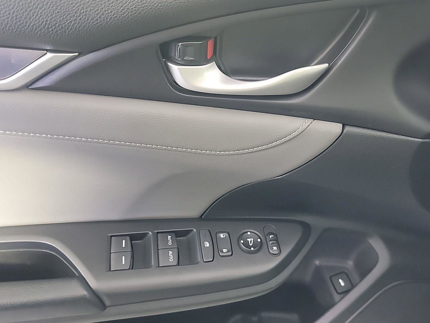 Certified 2018 Honda Civic Touring image 32