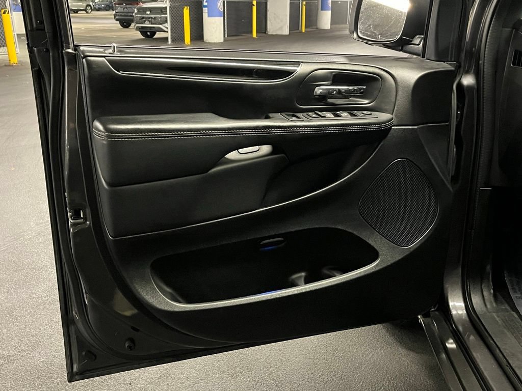 Used 2017 Dodge Grand Caravan SXT w/ Driver Convenience Group FWD image 16