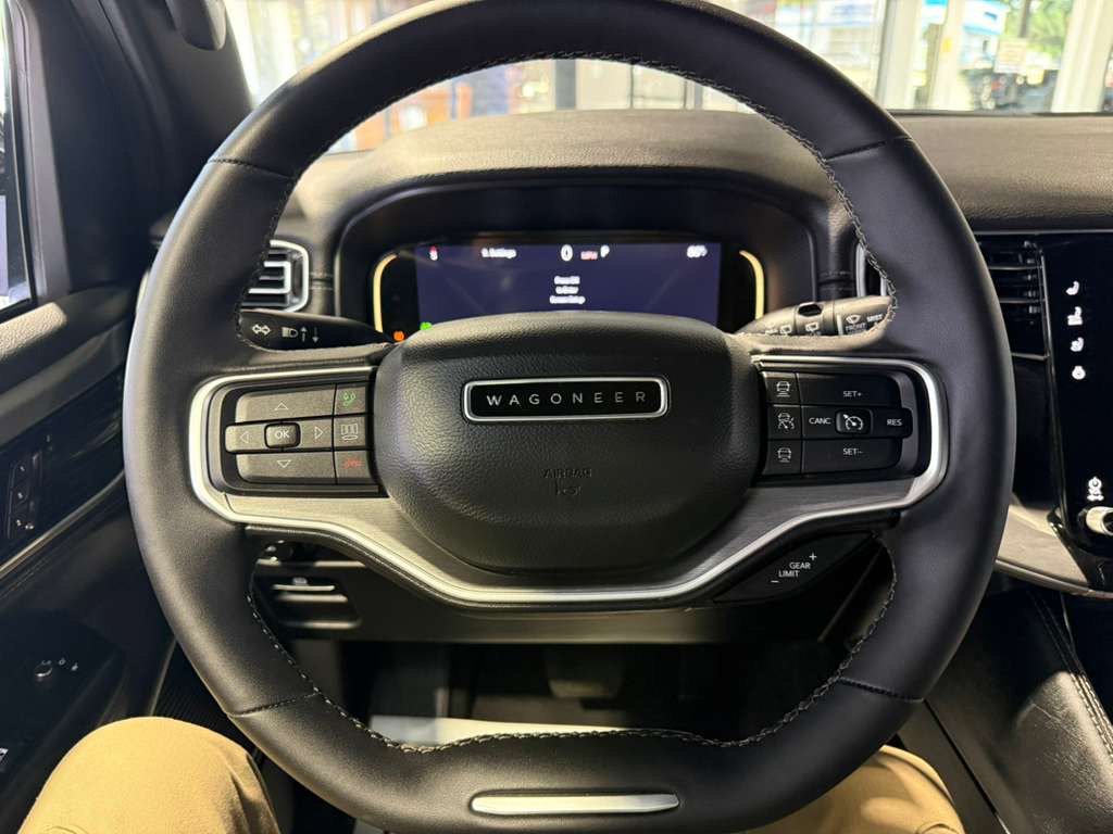 Used 2025 Jeep Wagoneer Series II AWD/4WD image 10