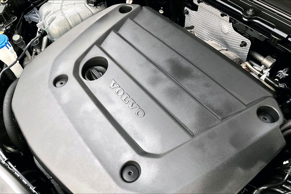 Certified 2025 Volvo XC40 B5 Plus image 43