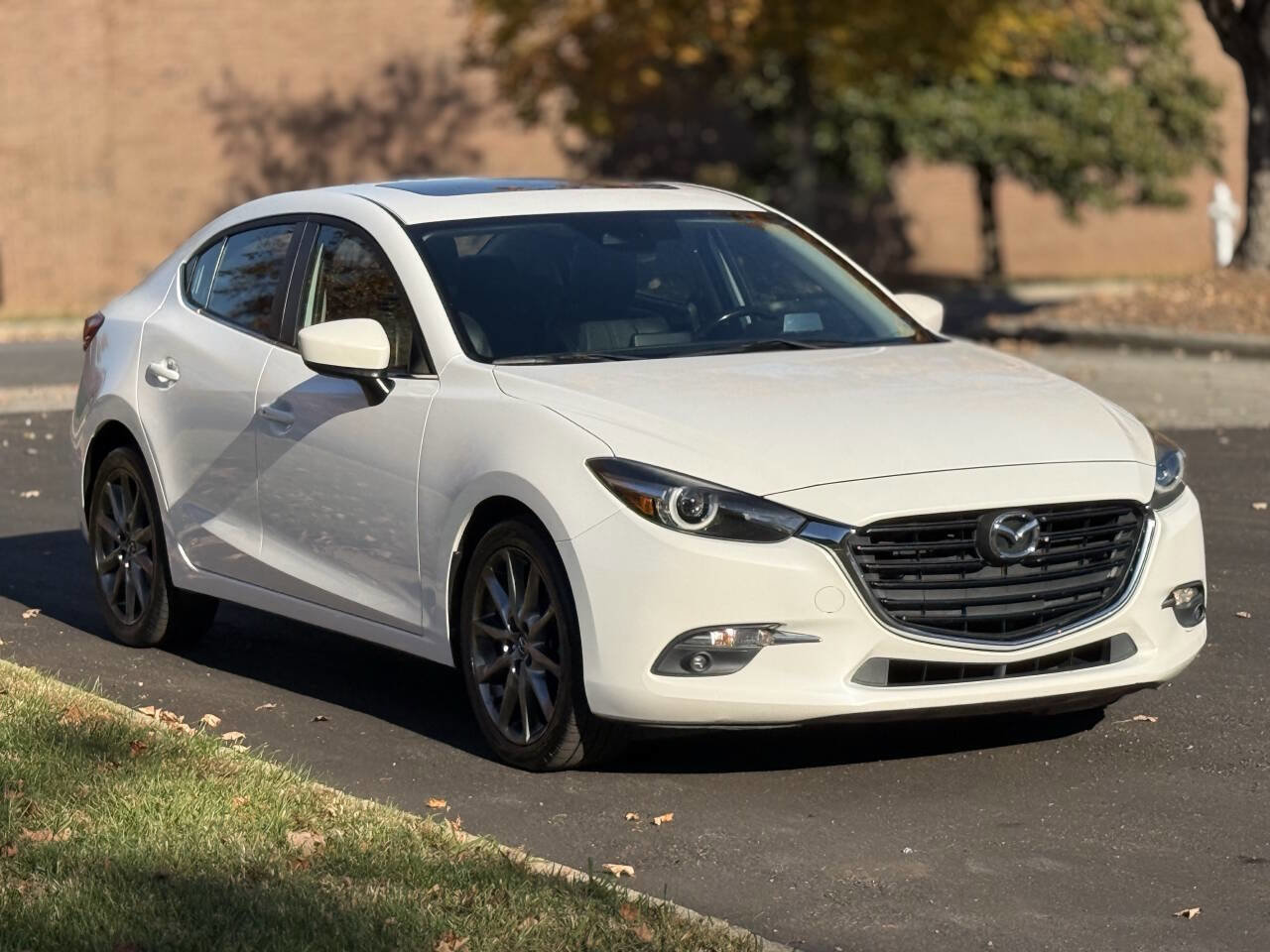 Used 2018 MAZDA MAZDA3 Grand Touring FWD image 3