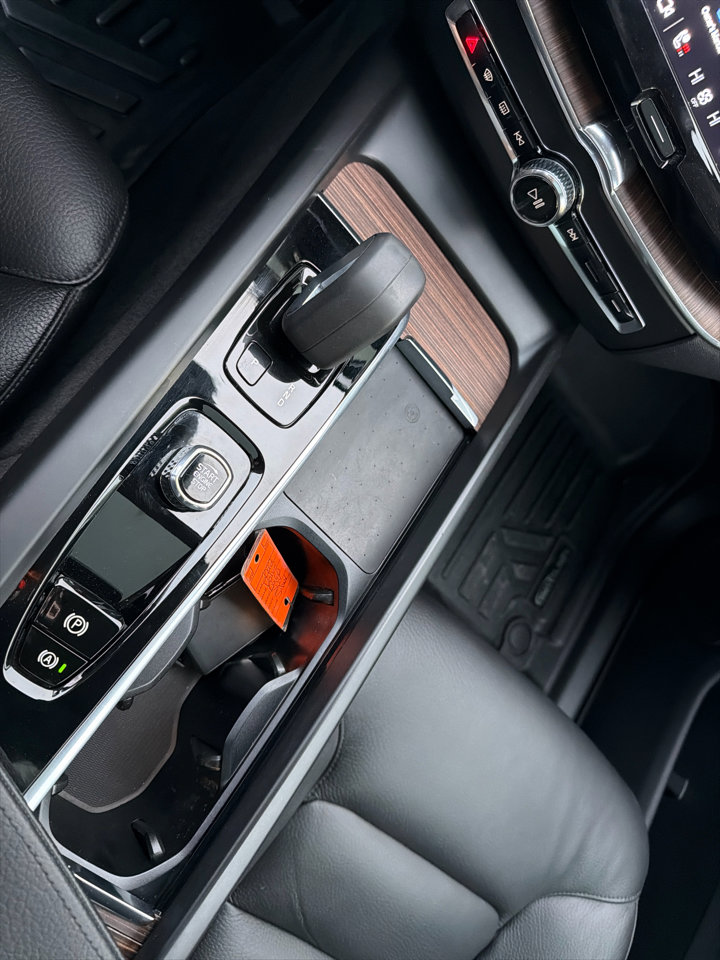 Used 2022 Volvo XC60 B5 Momentum w/ Climate Package image 27