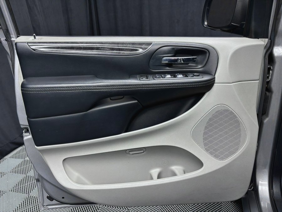 Used 2016 Chrysler Town & Country Touring w/ Driver Convenience Group image 22