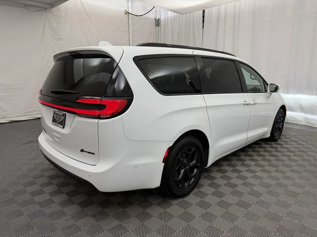Used 2021 Chrysler Pacifica Limited w/ Uconnect Theater Family Group FWD image 5